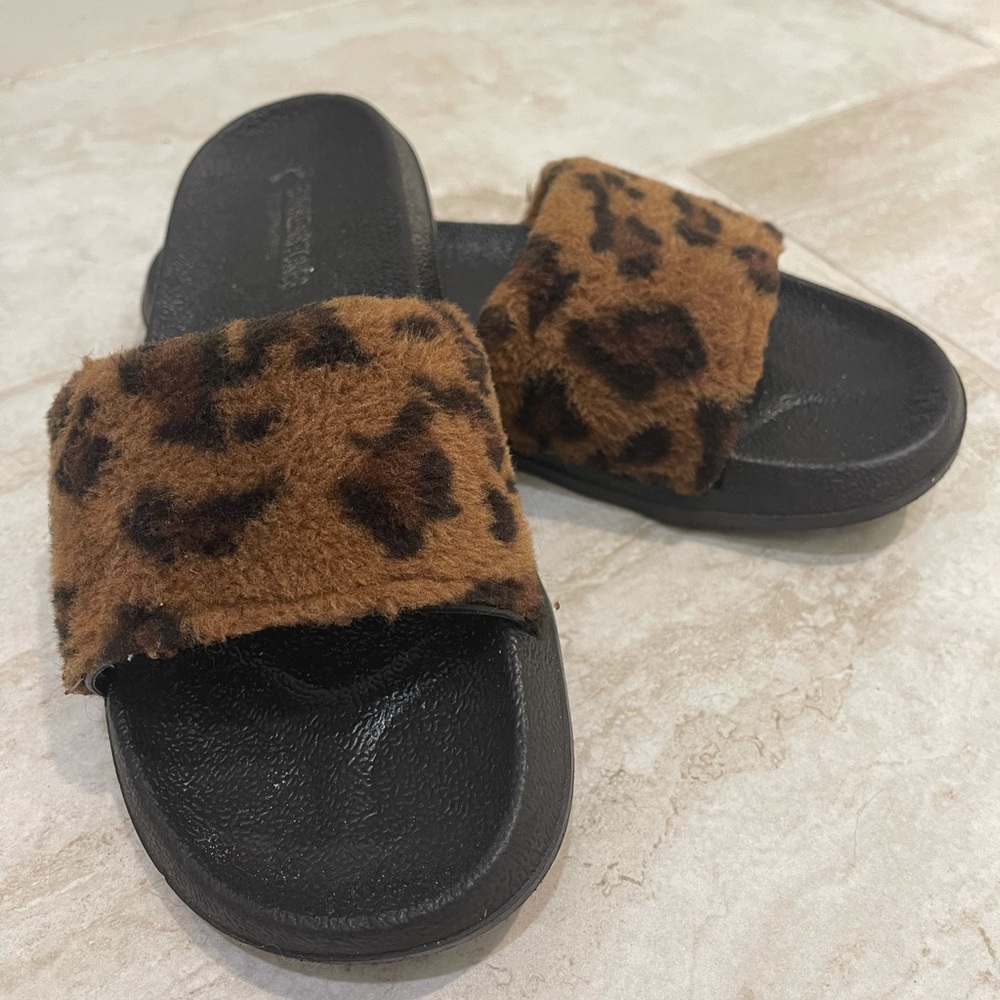Fuzzy Cheetah/Leopard Print Rubber Slides - image 5